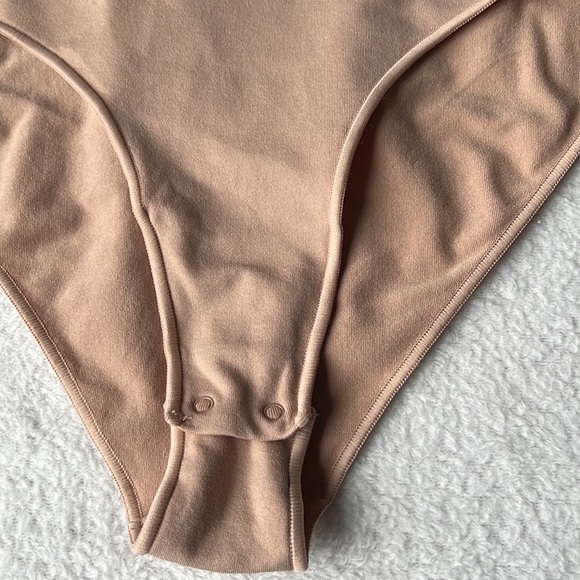 SKIMS Essential Scoop Neck Bodysuit in Sandstone - Picture 11 of 15